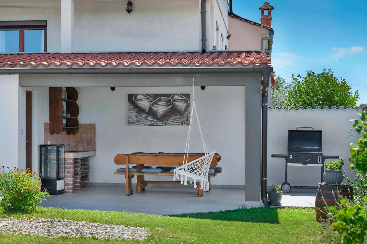 Holiday House Emma Burići 빌라